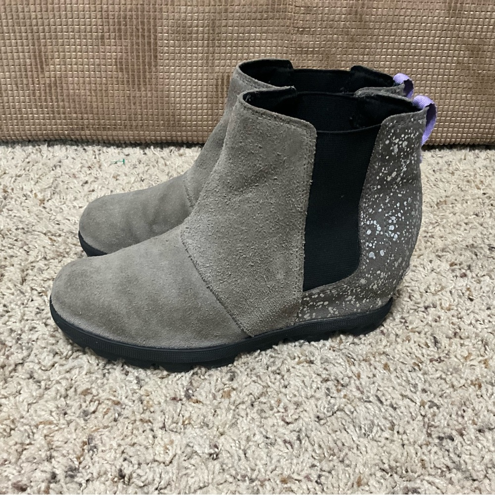 Sorel Gray Suede Ankle Boots with Black Accents women’s size 4